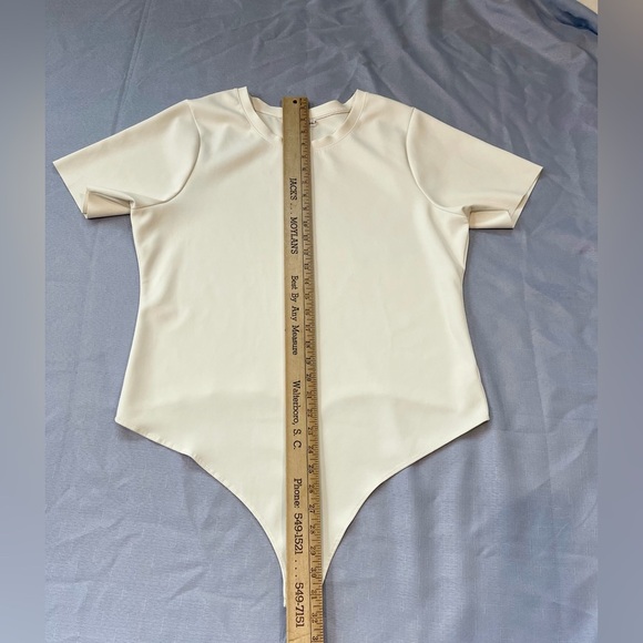 Good American, this bodysuit features:
Scuba double stretch Size 6  cream - Picture 3 of 4